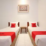 RedDoorz Plus near Alun Alun Selatan 2