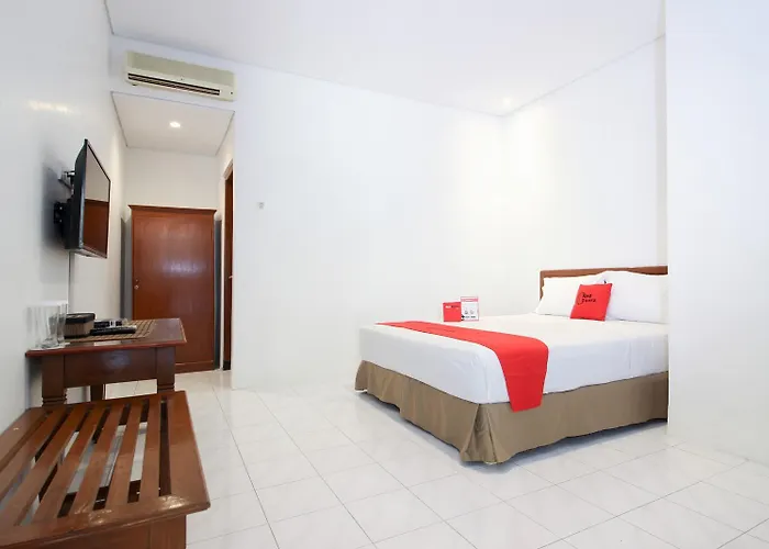 RedDoorz Plus near Alun Alun Selatan 2